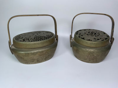 צמד כלי סיני עתיקים לחימום ידיים מתכת עבודת ניסור וחריטות עבוד יד חתומים גובה כולל ידית: 15 