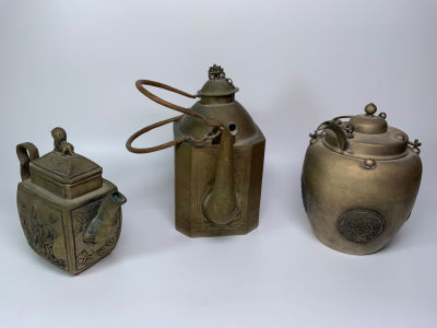 לוט 3 קומקומים נחושת סיני עתיק חתומים עבודת תבליטים וחריטות גבהים כולל ידיות: 18, 13, 11 ס''מ