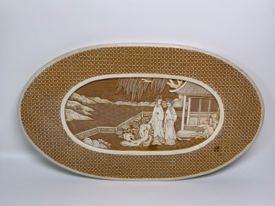 צלחת קישוט לאקר סיני בצבע קרם חום גילוף עבודת יד מיוחד ועתיק מעוטר זוג נהרות בחצר המלוכה גודל: 