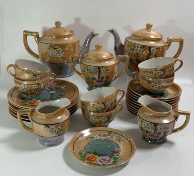 סרוויס פורצלן יפני ל6 אנשים ציורי יד פרחים הכוללים: 2 קומקומים, 2 כלים לחלב, כלי לסוכר, 6 ספלים 