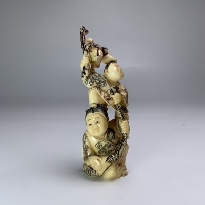 פסלון נצוקי גילוף עבודת יד סיני דמות אם ובנה גובה: 8.5 ס''מ