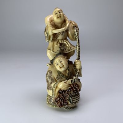 פסלון נצוקי גילוף עבודת יד סיני דמות אם ובנה גם גבה גובה: 7.5 ס''מ