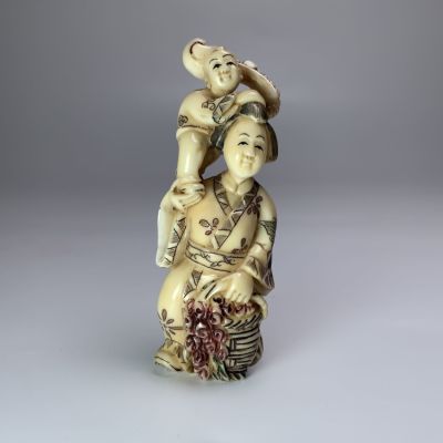 פסלון נצוקי גילוף עבודת יד סיני דמות אם ובנה על גבה גובה: 7.5 ס''מ