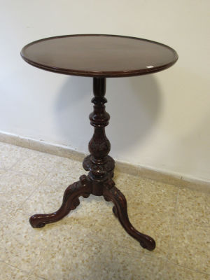 שולחן תלת רגל עץ מהגוני ויקטוריאני אמצע מאה 19 גובה 64 ס"מ – קוטר משטח 40 ס"מ