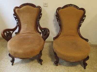 "היא והוא" סט שתי כורסאות אנגליות עתיקות עץ אגוז מאה 19 ויקטוריאני- ריפוד בד 
(זקוק להחלפת 