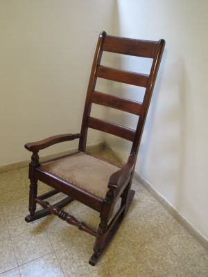 כסא נדנדה עץ אגוז אנגלי מאה 19 – מושב עם ריפוד מחודש 46X57 ס"מ – גובה גב 106 ס"מ- מצב מעולה