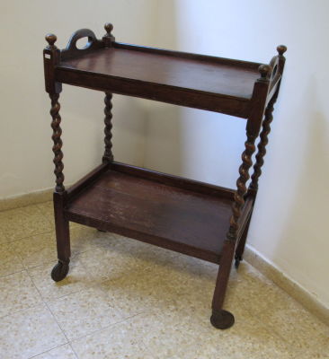 עגלת תה עם מגש נשלף – עץ אלון אנגלי עתיק – אדוארדי בין 1900-1910- רגליים מסולסלות – גובה 83 ס"מ 