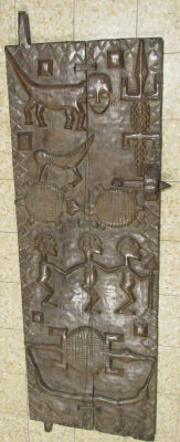 דלת עץ מפוסלת עבודת יד אמן – אפריקאי עתיק – עבודת גילוף ותבליטים – 145X50 ס"מ – פריט מיוחד 