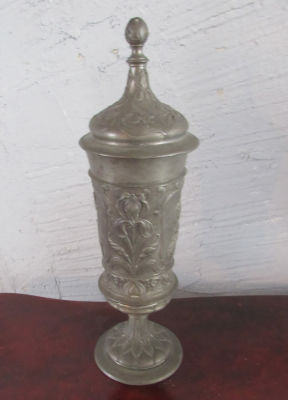 גביע פיוטר ארט נובו עם מכסה עבודת תבליטים – גובה כולל מכסה 28.5 ס"מ