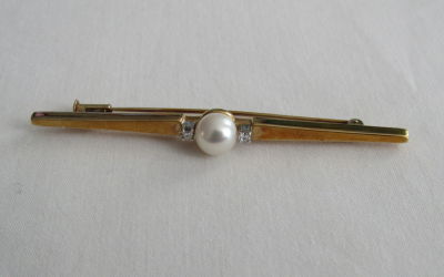 סיכת זהב 14 קרט 4.1 גרם עם פנינה – 2 יהלומים קטנים ליטוש 8/8 – 3 נק' – אורך 6.8 ס"מ