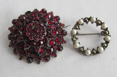 לוט 2 סיכות כסף : סיכה עתיקה עם אבני מרקיזטות ודמויי פנינים 2.5 ס"מ קוטר 
סיכה עם גרנטים עתיקה 