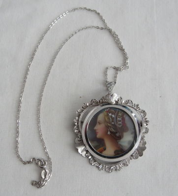 שרשרת ותליון זהב לבן 18 קרט איטלקי עם ציור יד מיניאטורה מעולה דמות אישה משובץ אבנים בציור –קוטר 