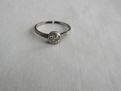 טבעת זהב לבן 14 קרט עתיקה עם יהלום ליטוש אירופי ישן כ 0.60 CT – קוטר 6. מ"מ –גובה 3.3 מ"מ – 