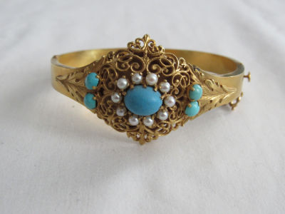 צמיד זהב 14 קרט חתום עם פנינים וטורקיזים עבודת יד ישן – 28 גרם – קוטר פנימי 58X52 מ"מ – רוחב 
