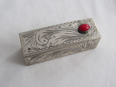 שפתון כסף עם מראה איטלקי ישן-עתיק 5.5X1.7X1.7 ס"מ – עם כפתור קוראל אדום