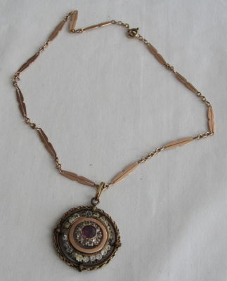 שרשרת ותליון עתיקים זהב 9- 12 קרט חתום בתליון משובץ אבני פייסטים - דמויי יהלומים – עם תיקון בגב 