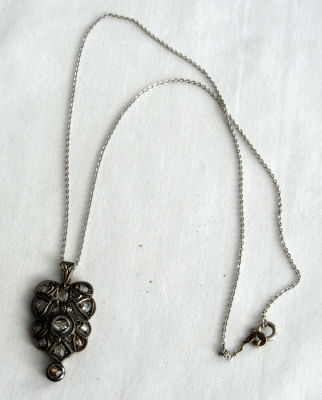 שרשרת זהב לבן 18 קרט עם 38 ס"מ עם תליון עתיק כסף וזהב עם יהלומים דימנטים עתיקים – 4.6 גרם – 