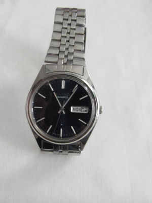 שעון יד SEIKO QUARTZ עם יום ותאריך 34 מ"מ - לוח כחול יפה צמיד מקורי במצב שמור מאוד - זקוק 