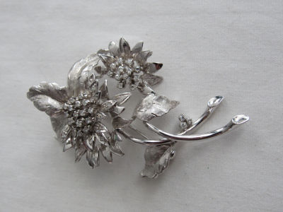 סיכת זהב לבן 18 קרט חתומה עם אבני ספירים לבנים דמויי יהלומים -13.4 גרם – אורך 5.5 ס"מ