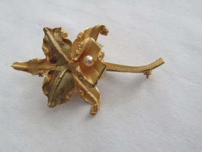 סיכת זהב 21 קרט לא חתומה – נבדקה – 9 גרם – אורך 6 ס"מ עם פנינה קטנה – עבודת יד מיוחדת