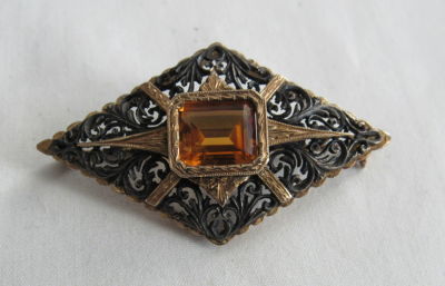 סיכת זהב 14 קרט וכסף עם אבן חן קוורץ – 10.6 גרם