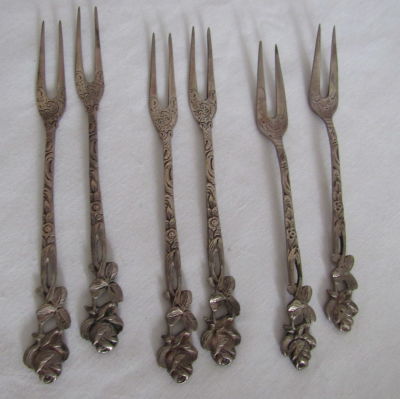 סט 6 מזלגות כסף 800 חתומים - אורך 14 ס"מ - משקל 87 גרם עבודת תבליטים