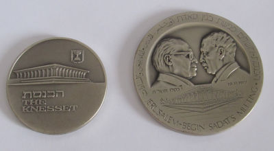 לוט 2 מדליות : פגישת בגין סאדת כסף 999 - משקל 81.5 גרם -קוטר 58 מ"מ 
מדליה הכנסת כסף 935 - משקל 