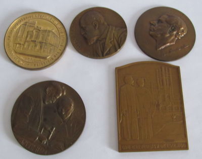 לוט 5 מדליות ותבליט ברונזה ישנים ועתיקים שונים