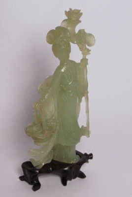 פסל ג'ייד ירוק דמות גיישה על בסיס עץ גובה 18 ס''מ ישנם פגמים ראו בתמונות