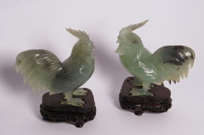 זוג פסלי ג'ייד נפרטייט גילוף עבודת יד תרנגולים עם בסיס עץ מותאם גובה כולל בסיס 13 ס''מ פגמים 