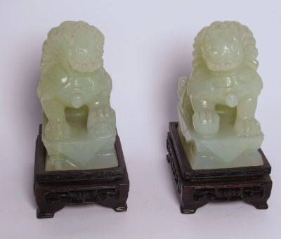 זוג פסלי ג'ייד ירוק גילוף עבודת יד אריות ''שומרי הסף'' על בסיס עץ מותאם גובה כולל בסיס 14 ס''מ