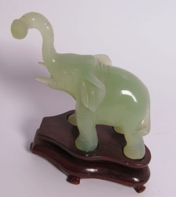 פסל ג'ייד ירוק גילוף עבודת יד פיל על בסיס עץ מותאם גובה כולל בסיס 9 ס''מ