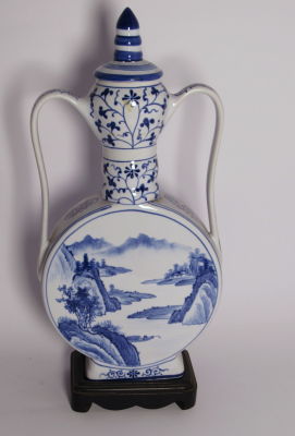 בקבוק גדול עם פקק קרמיקה עבודת יד וציור עבודת יד מצוייר נוף, חתום, על בסיס עץ, גובה כולל הפקק 