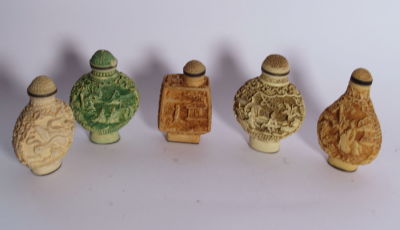 לוט 5 בקבוקוני הרחה עבודת תבליטים, חתומים, גובה בין 6-7 ס''מ כל אחד מכסים מודבקים