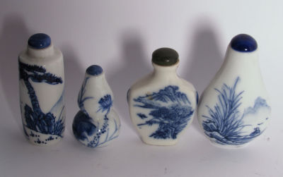 לוט 4 בקבוקוני הרחה פורצלן מעוטר ציורי יד, חתומים, גבהים 5-8 ס''מ