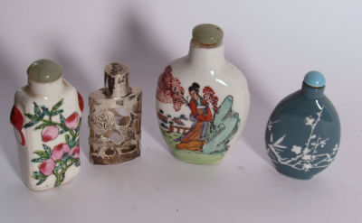 לוט 4 בקבוקוני הרחה עבודת יד 3 פורצלן חתומים ועוד אחד כסף וזכוכית גבהים בין 5-7.5 ס''מ