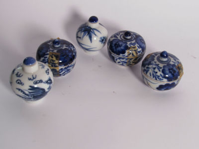 לוט 5 בקבוקוני פורצלן עם מכסים ציורים עבודת יד קטרים בין 3-4 ס''מ גובהים בין 4-5 ס''מ