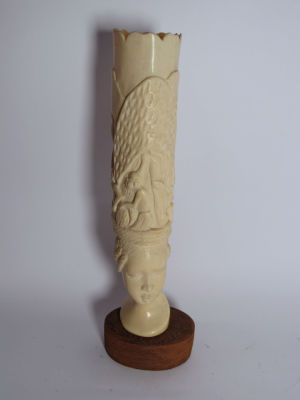 פסל אפריקאי גילוף עבודת יד עשוי חומר טבעי דמות אישה על בסיס עץ גובה כולל בסיס עץ 33 ס''מ