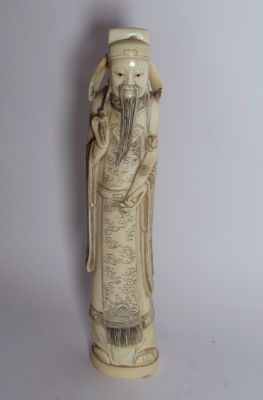 פסל גילוף עבודת יד מהמזרח הרחוק עשוי חומר טבעי, חתום דמות חכם גובה 26 ס''מ