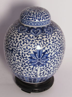 כד פורצלן עם מכסה ציור עבודת יד כנראה מזרח רחוק עם בסיס עץ גובה כולל בסיס עץ 24 ס''מ קוטר מרכזי 