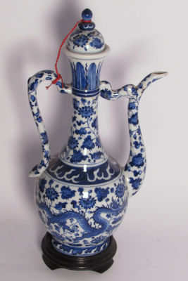 קנקן פורצלן מזרח הרחוק עם מכסה מעוטר ציורים עבודת יד ''דרקונים ופרחים'' עם בסיס עץ מותאם, חתום 