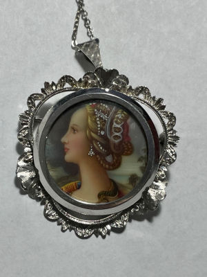 שרשרת ותליון זהב לבן 18 קרט חתומים איטלקי עם ציור יד מיניאטורה מעולה דמות אישה משובץ אבנים 