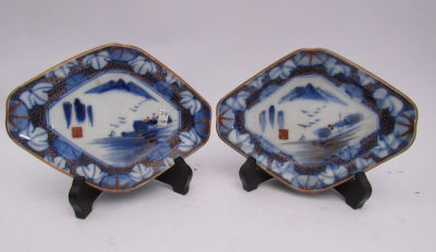 זוג צלחות פורצלן קישוט מהמזרח הרחוק ציור עבודת יד חתום נוף כפר והר מידות: 18X13 ס''מ מגיע עם 