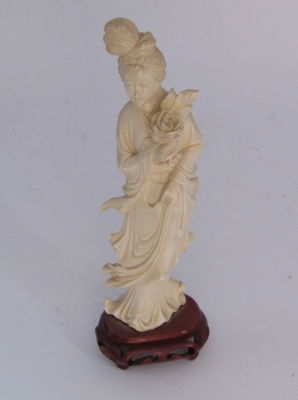 פסל גילוף עבודת יד מהמזרח הרחוק גיישה על בסיס עץ עשוי מחומר טבעי גובה כולל בסיס עץ 20 ס''מ בסיס 