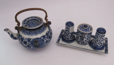 סט פורצלן: קנקן עם ידית ברונזה וזוג מלחיות עם קנקן קטן ומגש פורצלן מעוטר ציורים עבודת יד מידות: 