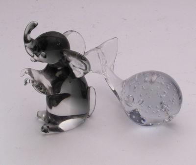 זוג פסלי זכוכית דמות פיל יושב ולוויתן מעוצבים ללא פגמים גובה הפיל 12.5 ס''מ אורך הלוויתן 11 ס''מ