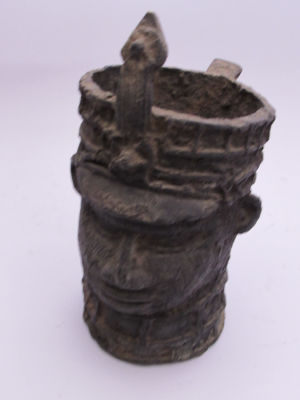 פסל ברונזה אפריקאי עבודת יד דמות גבר גובה 21 ס''מ קוטר כ12 ס''מ