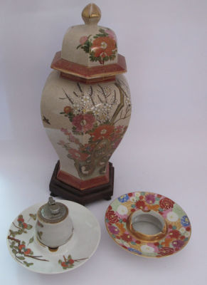 לוט פריטי פורצלן מהמזרח הרחוק: אגרטל עם מכסה ומעמד עץ גובה 41 ס''מ , זוג מאפרות קוטר 16 ס''מ כל 