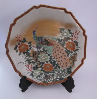 צלחת פורצלן מעוטר ציור עבודת יד חתום עם מעמד עץ קוטר 30 ס''מ