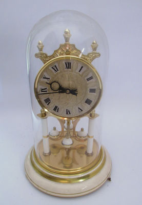 שעון מתיחה עם מטוטלת מסתובבת וכיפת זכוכית במצב עבודה גובה 31 ס''מ